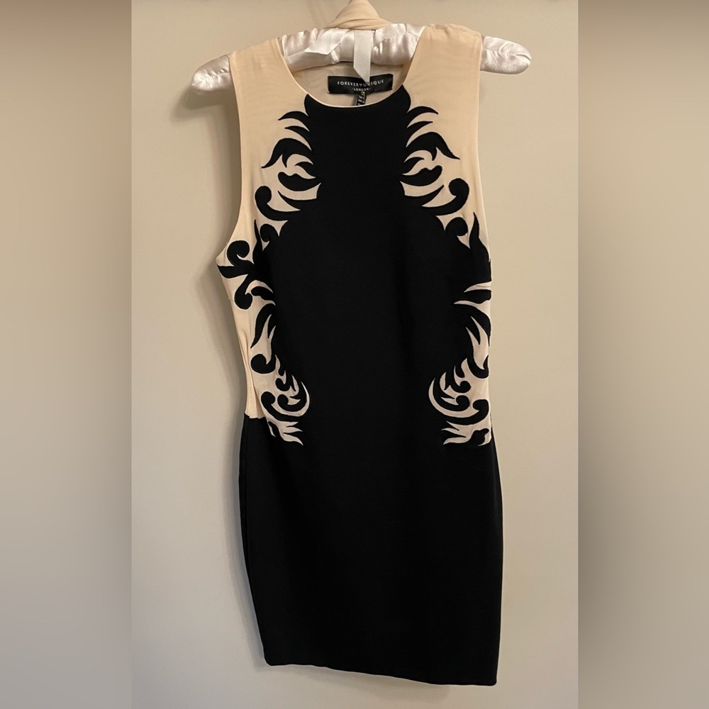 Women’s size 8 black peach with matching sheer peach scarf. Midi. NWT